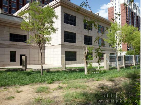 鳳凰新城小區(qū)某公辦性質(zhì)的幼兒園建成已四年，目前還未投入使用，外觀美麗