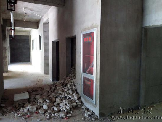 鳳凰新城小區(qū)某公辦性質(zhì)的幼兒園建成已四年，目前還未投入使用，外觀美麗里面卻沒有任何裝修