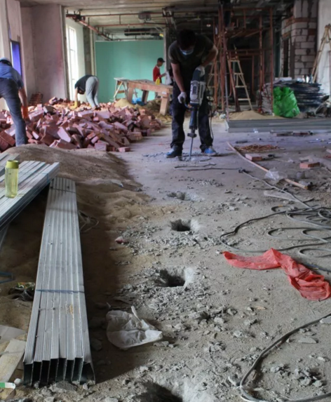 樓板開洞，方便混凝土澆筑