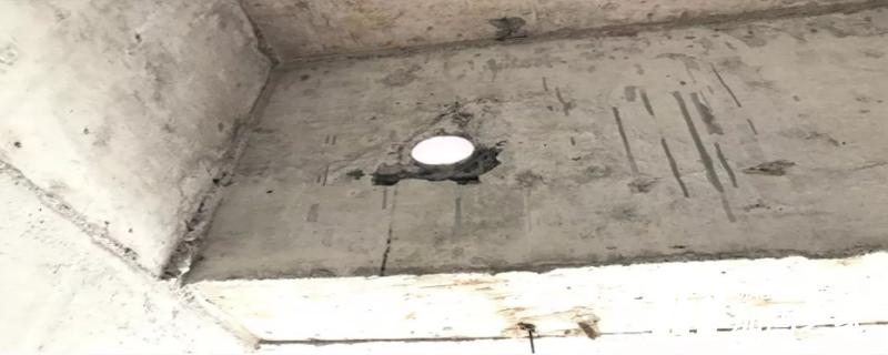 在施工縫處繼續(xù)澆筑混凝土?xí)r，如何處理