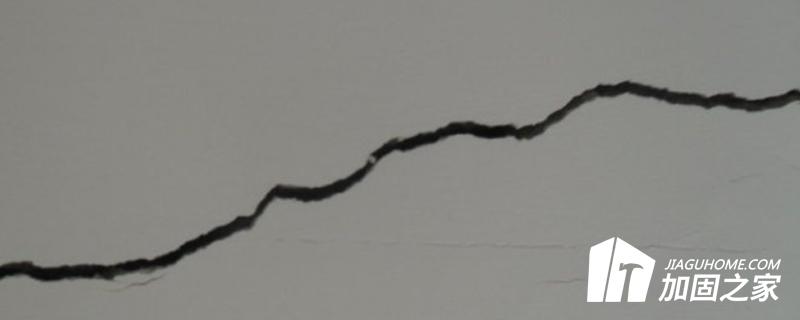 墻體出現(xiàn)裂縫的原因有很多，但主要原因只有兩個(gè)