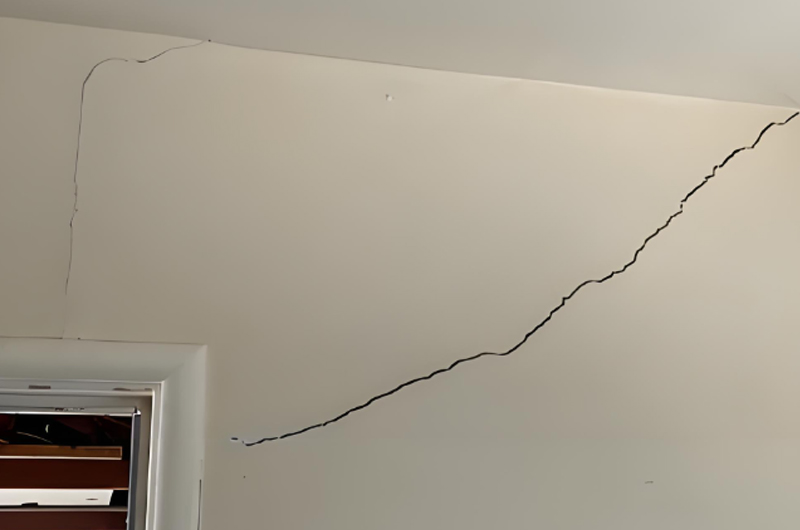 在墻體中常見(jiàn)的就是溫度性裂縫